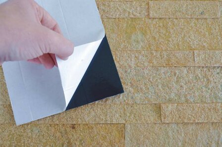 steenstrip gele muur plak