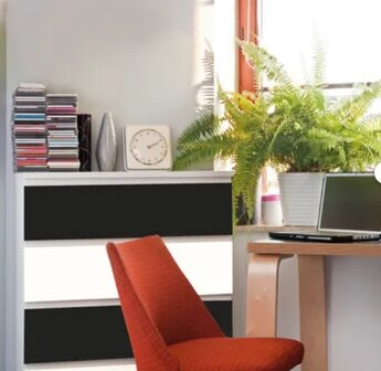 plakfolie zwart en wit op ikea ladenkast