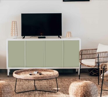 plakfolie sage green op een tv meubel