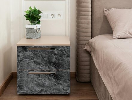 plakfolie marmer op nachtkastje slaapkamer