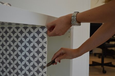 plakfolie op een kastje plakken